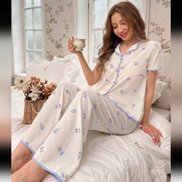 Women's Floral Bubble Crepe Single-Breasted Short Sleeve - Picture 4 of 5